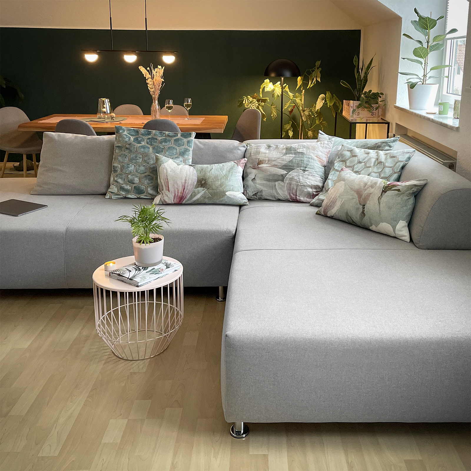 Maßangefertigtes modernes graues Sofa mit Chromfüßen