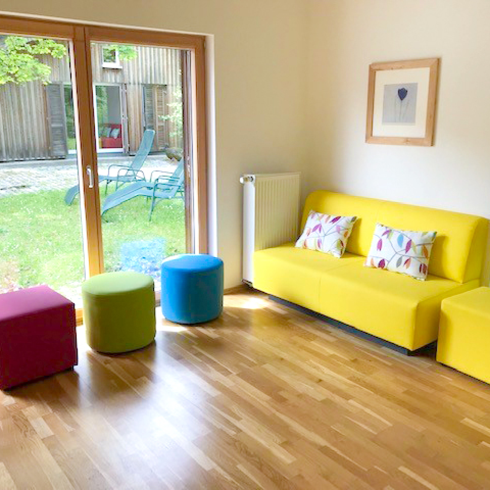 Modulares gelbes Sofa als 2-Sitzer und 3 Hocker in rot, grün und blau