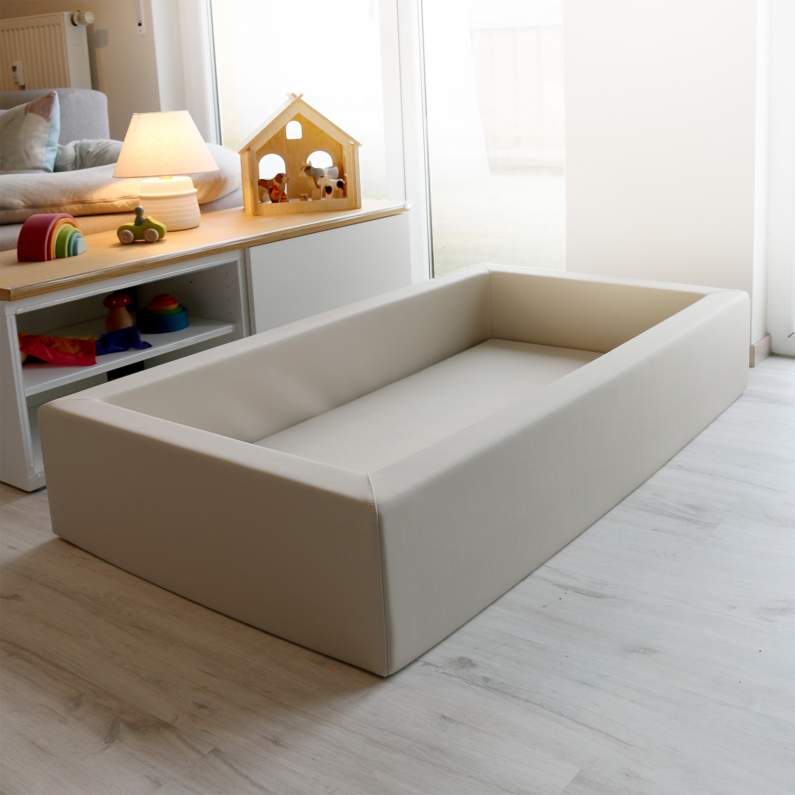 Weichschaumbett Bodenbett Bodenbett aus Schaumstoff im Raum stehend