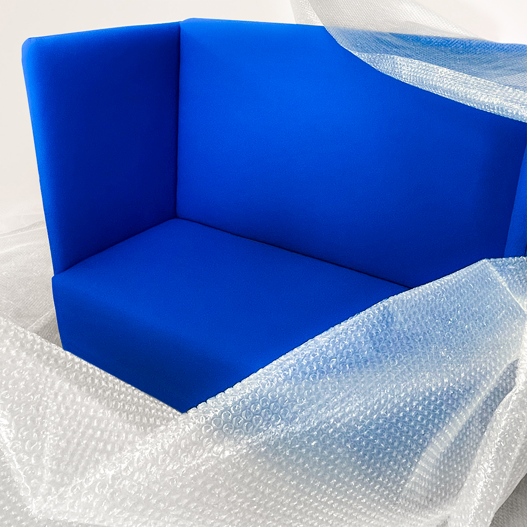 Schallschutz Sofa in der Farbe Cobalt