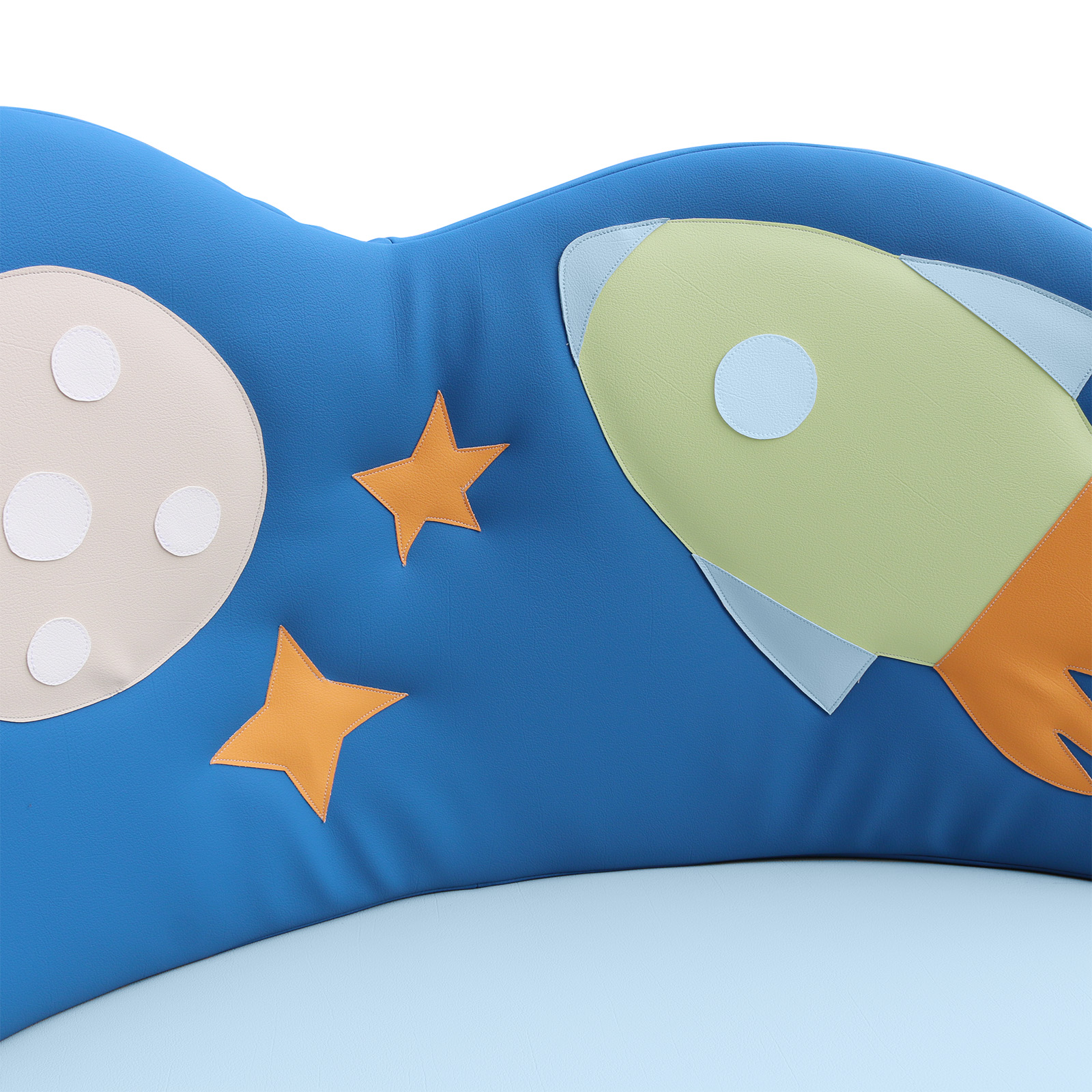 Kindersofa Rakete – Detail Polsterung (Sitzhöhe 25/38 cm) Detailaufnahme von Stoff und Polsterung des Kindersofas Rakete, gefertigt in Handarbeit, erhältlich in Sitzhöhe 25 cm und 38 cm