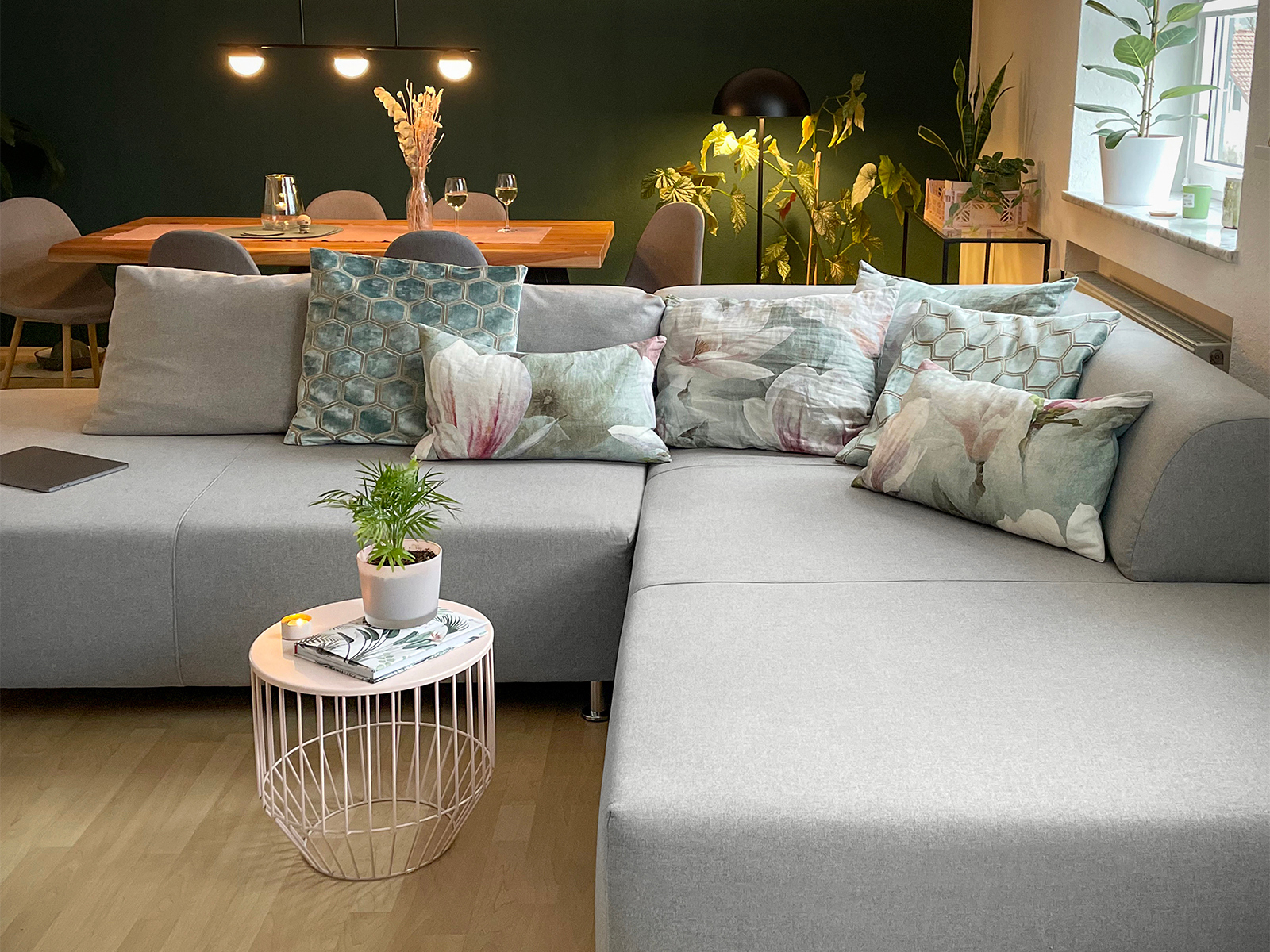 GEHLER Ecksofa Maßangefertigtes modernes graues Ecksofa in schönem Raum